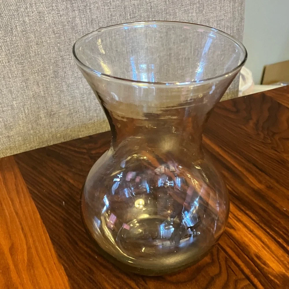 Beautiful small glass vase for flowers - Picture 3 of 7